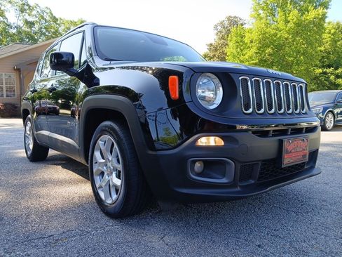 Used 2017 Jeep Renegade Latitude FWD image 4