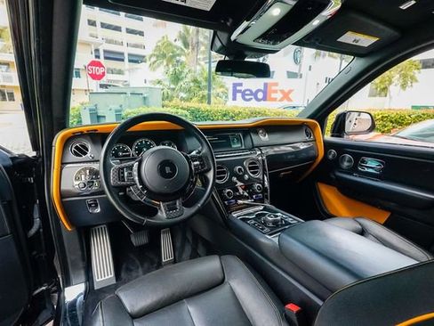 Used 2020 Rolls-Royce Cullinan Black Badge image 3