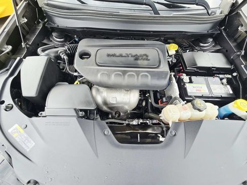 Used 2019 Jeep Cherokee Latitude Plus w/ Comfort/Convenience Group AWD/4WD image 18
