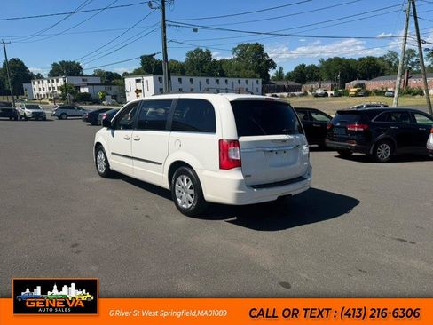 Used 2013 Chrysler Town & Country Touring FWD image 7