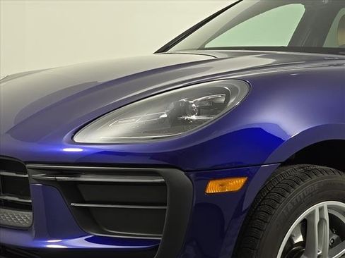 Certified 2025 Porsche Macan image 12