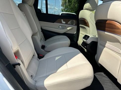 Used 2025 Mercedes-Benz GLS 450 4MATIC image 34