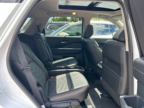 Used 2025 Nissan Pathfinder Platinum FWD image 45