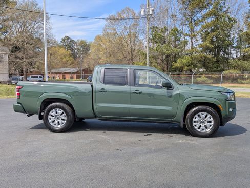 Used 2024 Nissan Frontier SV image 2