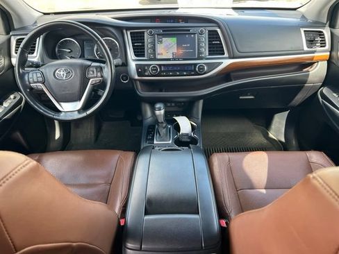 Used 2017 Toyota Highlander Limited Platinum AWD/4WD image 10
