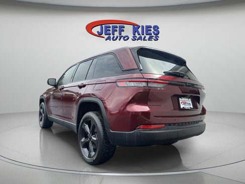 Used 2023 Jeep Grand Cherokee Altitude image 4