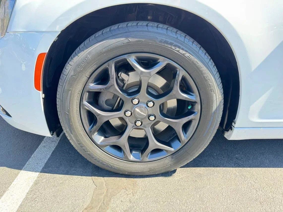 Used 2019 Chrysler 300 S AWD/4WD image 9