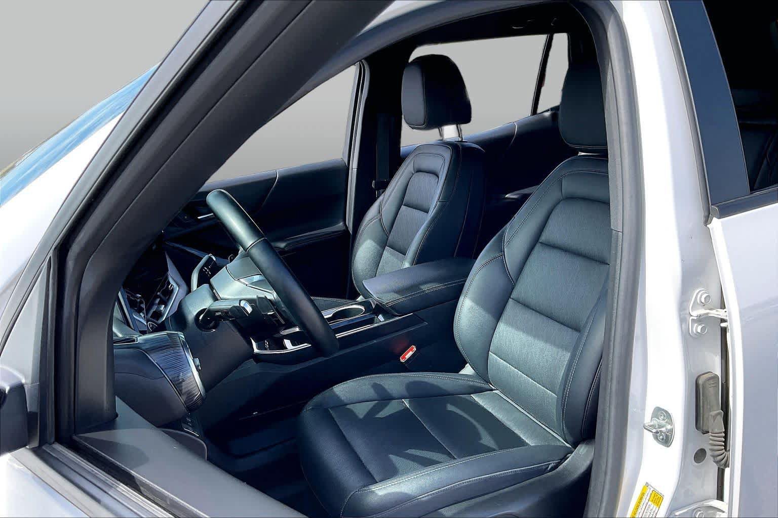 Used 2025 Chevrolet Equinox LT w/ Convenience Package II FWD image 8