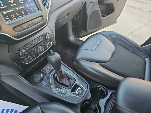 Used 2019 Jeep Cherokee Trailhawk w/ Comfort/Convenience Group AWD/4WD image 23