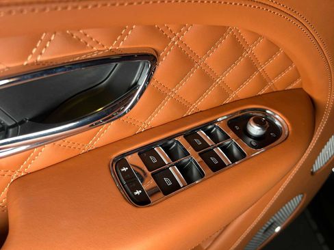 Used 2022 Bentley Bentayga AWD/4WD image 25