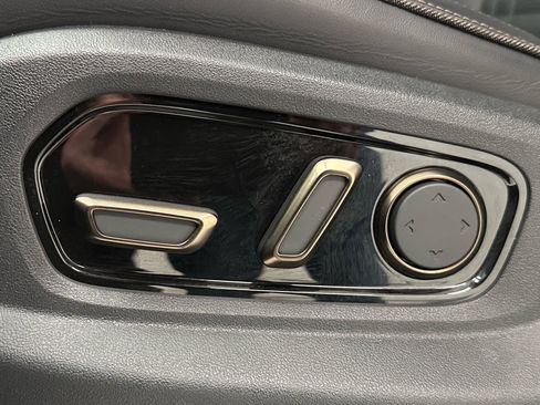 Used 2026 Rivian R1S Premium image 12