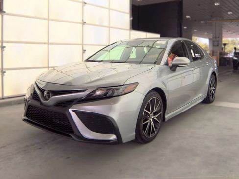 Used 2024 Toyota Camry SE FWD image 1