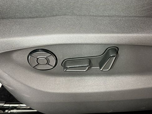 New 2026 Volkswagen Tiguan SE image 17