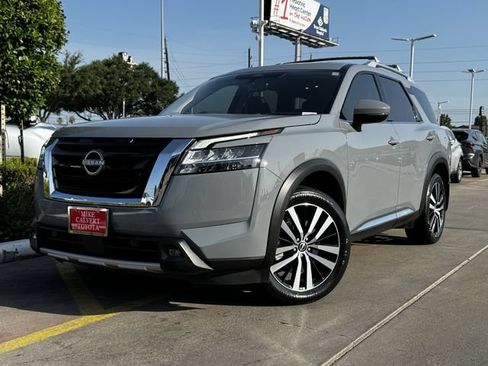 Used 2024 Nissan Pathfinder Platinum FWD image 2