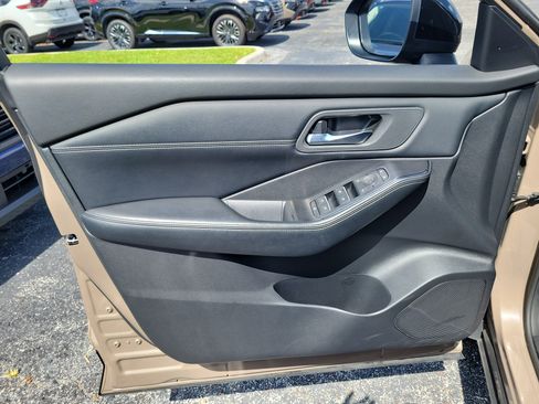 Certified 2025 Nissan Rogue SL FWD image 10