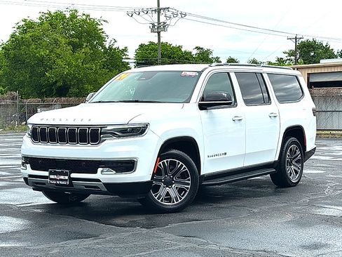 Used 2024 Jeep Wagoneer L Series II w/ Flexible Seating Group RWD image 2