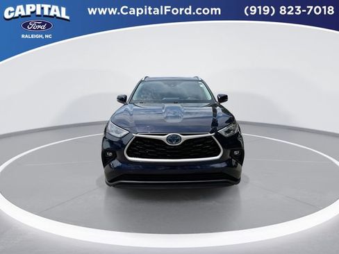 Used 2021 Toyota Highlander XLE AWD/4WD image 3