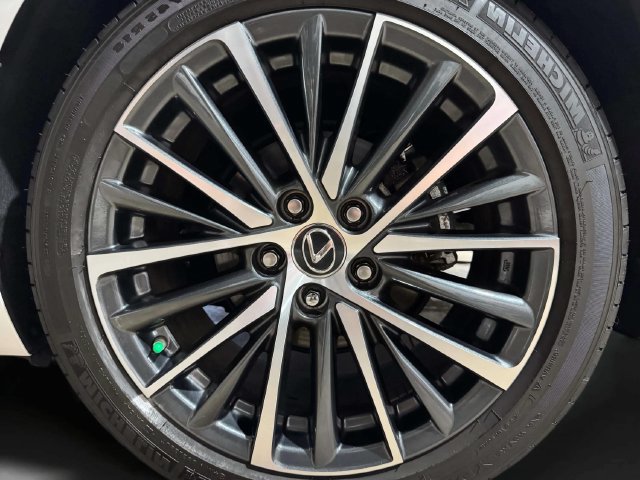 Certified 2025 Lexus ES 300h w/ Premium Package FWD image 32