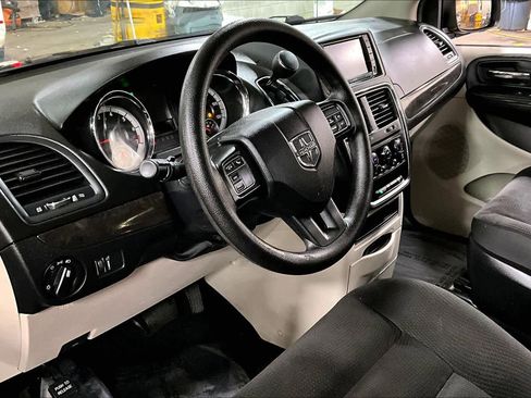 Used 2019 Dodge Grand Caravan SE w/ UConnect Hands-Free Group image 17