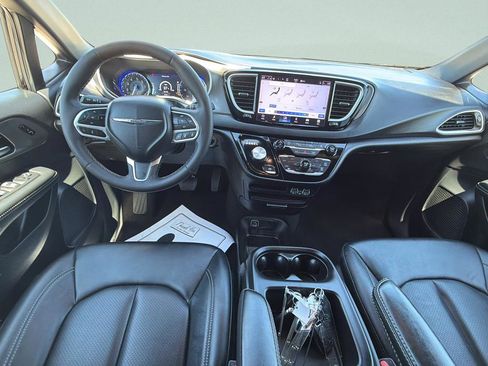 Used 2025 Chrysler Pacifica Select FWD image 15
