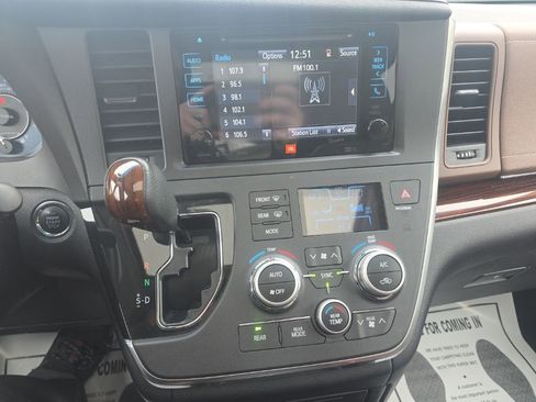 Certified 2017 Toyota Sienna Limited Premium image 23