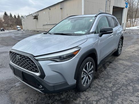 Used 2025 Toyota Corolla Cross XLE image 9