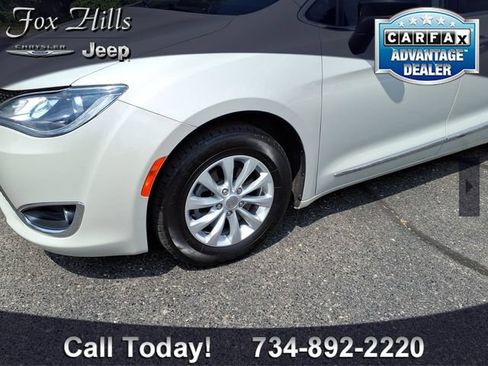 Used 2017 Chrysler Pacifica Touring-L FWD image 5
