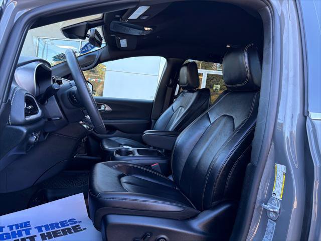Certified 2025 Chrysler Pacifica Select AWD/4WD image 17