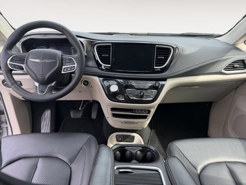 Used 2024 Chrysler Pacifica Limited FWD image 10
