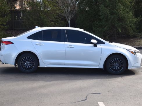 Used 2025 Toyota Corolla LE image 30