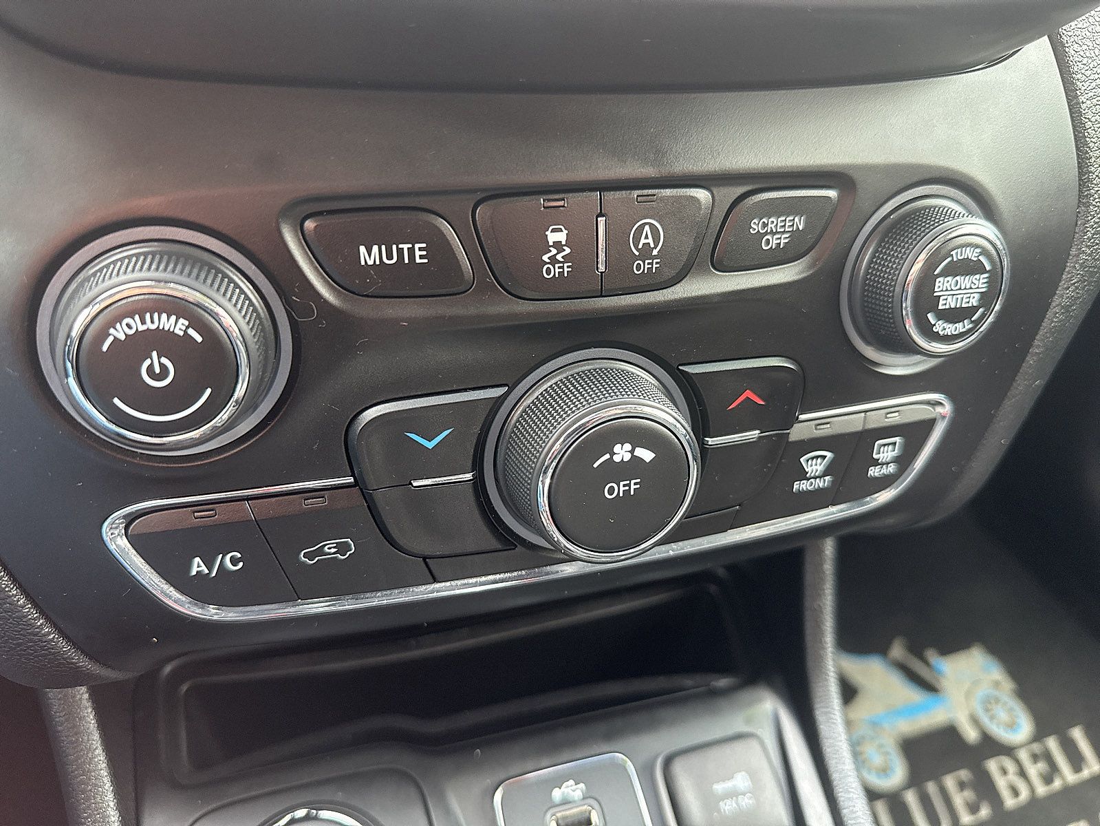 Used 2019 Jeep Cherokee Latitude w/ Cold Weather Group AWD/4WD image 54