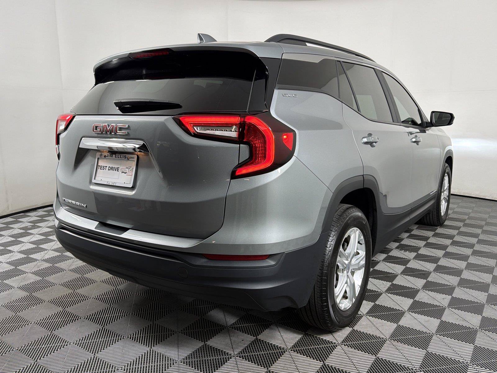 Used 2024 GMC Terrain SLE w/ Driver Convenience Package FWD image 6