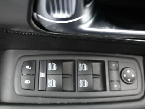 Used 2025 Chrysler Pacifica Select image 13