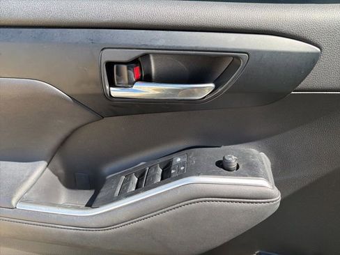 Used 2023 Toyota Highlander XLE FWD image 21
