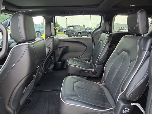 Used 2026 Chrysler Pacifica Limited FWD image 11