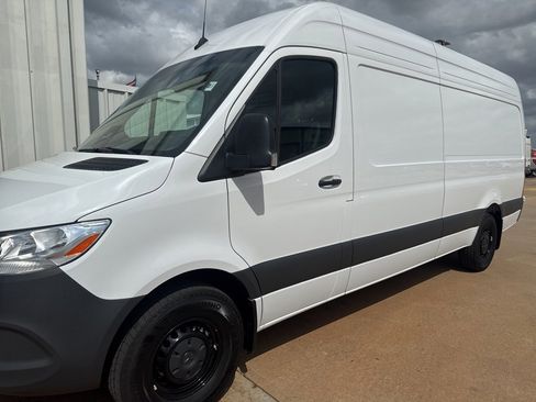 Used 2025 Mercedes-Benz Sprinter 2500 image 3