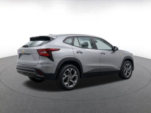 Used 2025 Chevrolet Trax LT FWD image 11