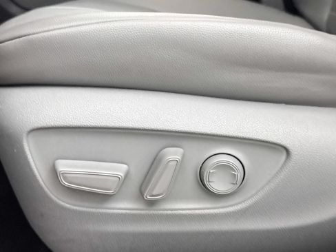 Used 2022 Toyota Highlander XLE FWD image 29
