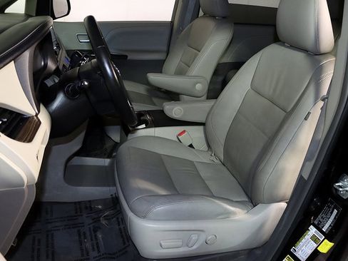 Used 2015 Toyota Sienna XLE image 4