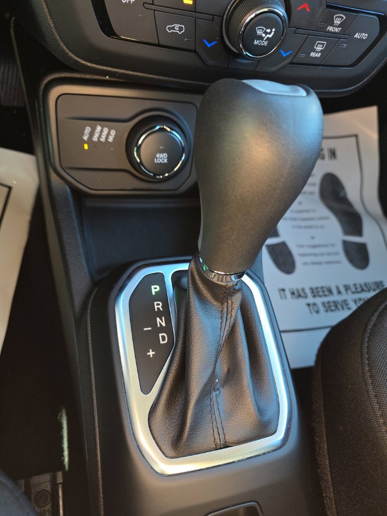 Used 2018 Jeep Renegade Latitude AWD/4WD image 22
