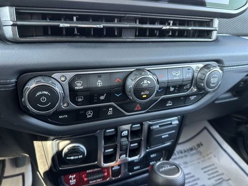 Used 2025 Jeep Gladiator Mojave w/ Convenience Group image 18