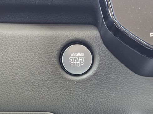 Used 2025 Kia Carnival FWD image 17