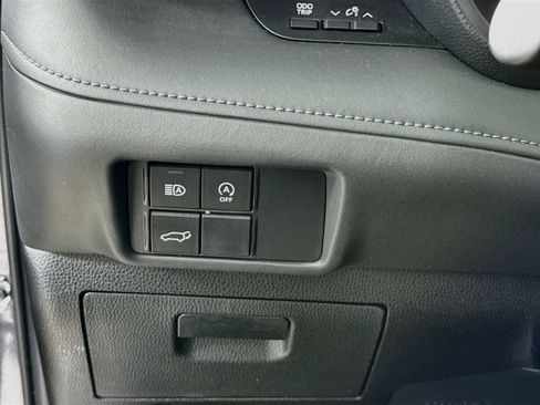 Used 2024 Toyota Highlander LE FWD image 10