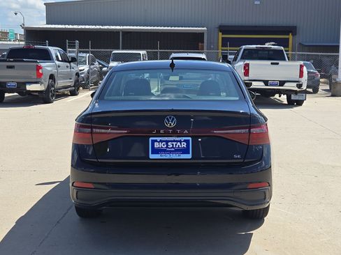 Used 2025 Volkswagen Jetta SE FWD image 5