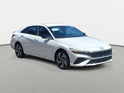 New 2025 Hyundai Elantra SEL image 3