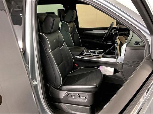 Used 2025 Cadillac Escalade Premium Luxury image 10