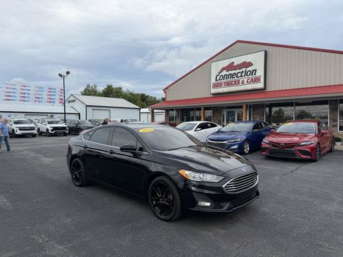 Used 2020 Ford Fusion SE w/ Equipment Group 151A FWD image 2