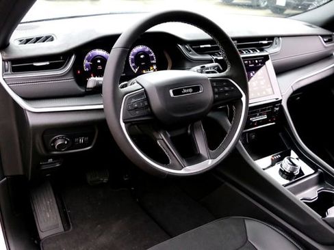 New 2025 Jeep Grand Cherokee Altitude image 8