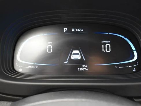 Used 2025 Hyundai Venue Limited image 28