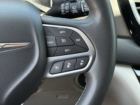 Used 2024 Chrysler Pacifica Touring-L FWD image 14